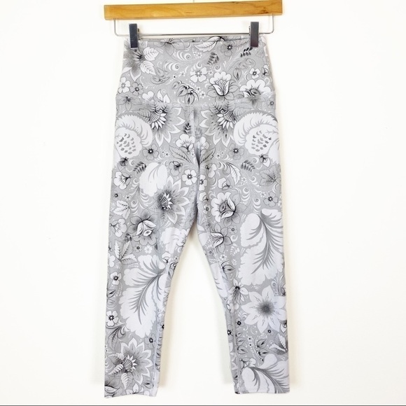 EVOLUTION AND CREATION High Waisted Hi Rise Cropped Leggings White Grey Floral M - Picture 2 of 9